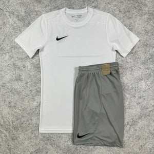Nike Essential Set - White / Grey