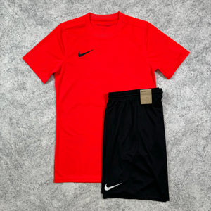 Nike Essential Set - Crimson / Black