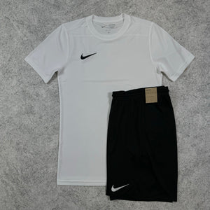 Nike Essential Set - White / Black