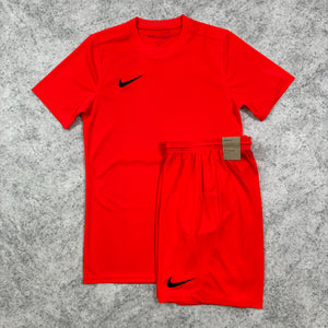 Nike Essential Set - Crimson